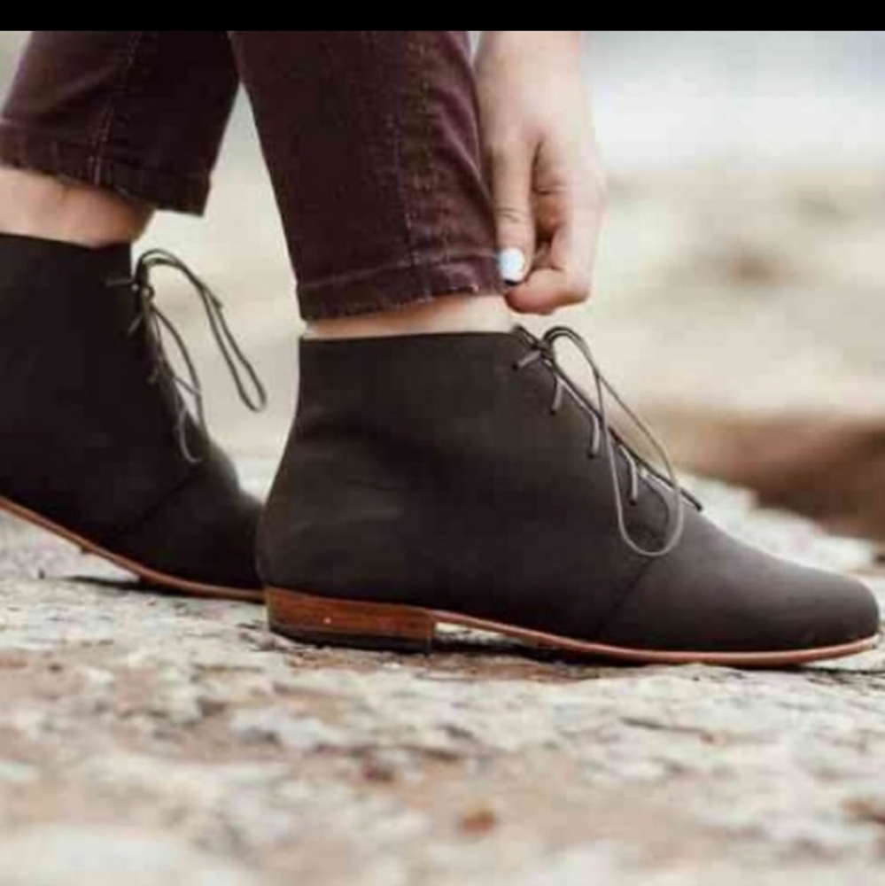Nisolo Harper Chukka Boots in Steel Suede